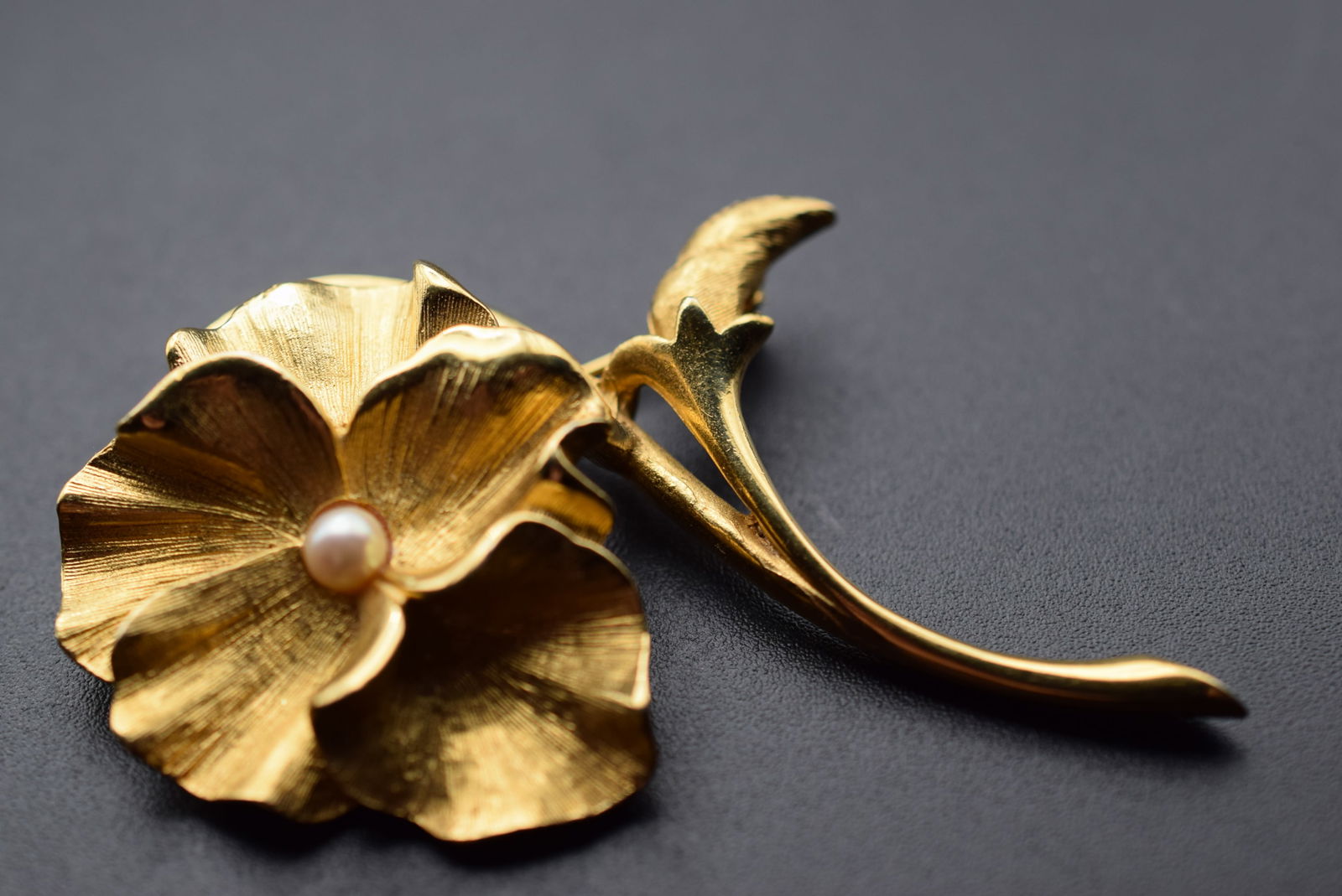 Boucher Numbered Flower Brooch Pin Vintage Genuine Pearl Lot EH 504: Boucher Numbered Flower Brooch Pin Vintage Signed Boucher numbered 8376P Genuine Pearl measures 2 1/2" x 1 3/4"