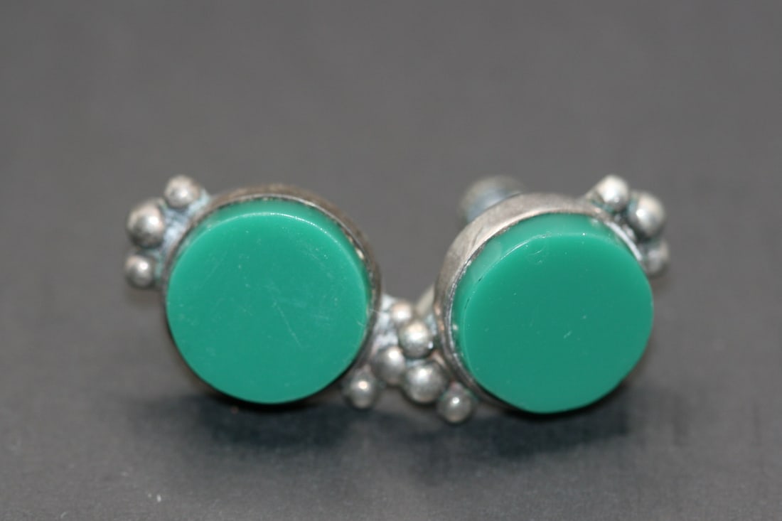 Green Onyx Mexican Screw Back Vintage Silver Earrings Lot505: Green Onyx Mexican Screw Back Vintage Silver Earrings measures 1" x 3/4" small chip in one stone can be buffed out