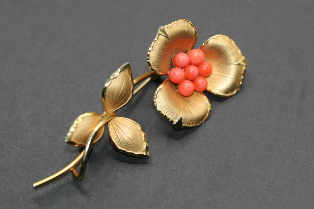 Bond Boyd Gold Filled Coral Glass Bead Flower Brooch Pin Signed Rare Lot510: Bond Boyd Gold Filled Coral Glass Bead Flower Brooch Pin Signed Rare as they are usually sterling this lovely brooch measures 2 1/2" x 1 1/8"