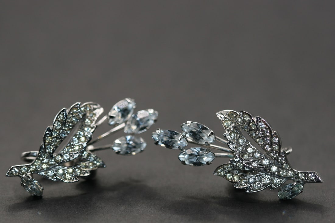Avon Ultimate amazing vintage clip Rhinestone Earrings Signed Lot515: Avon Ultimate amazing vintage clip Rhinestone Earrings Signed and numbered measures1 1/2" x 5/8"