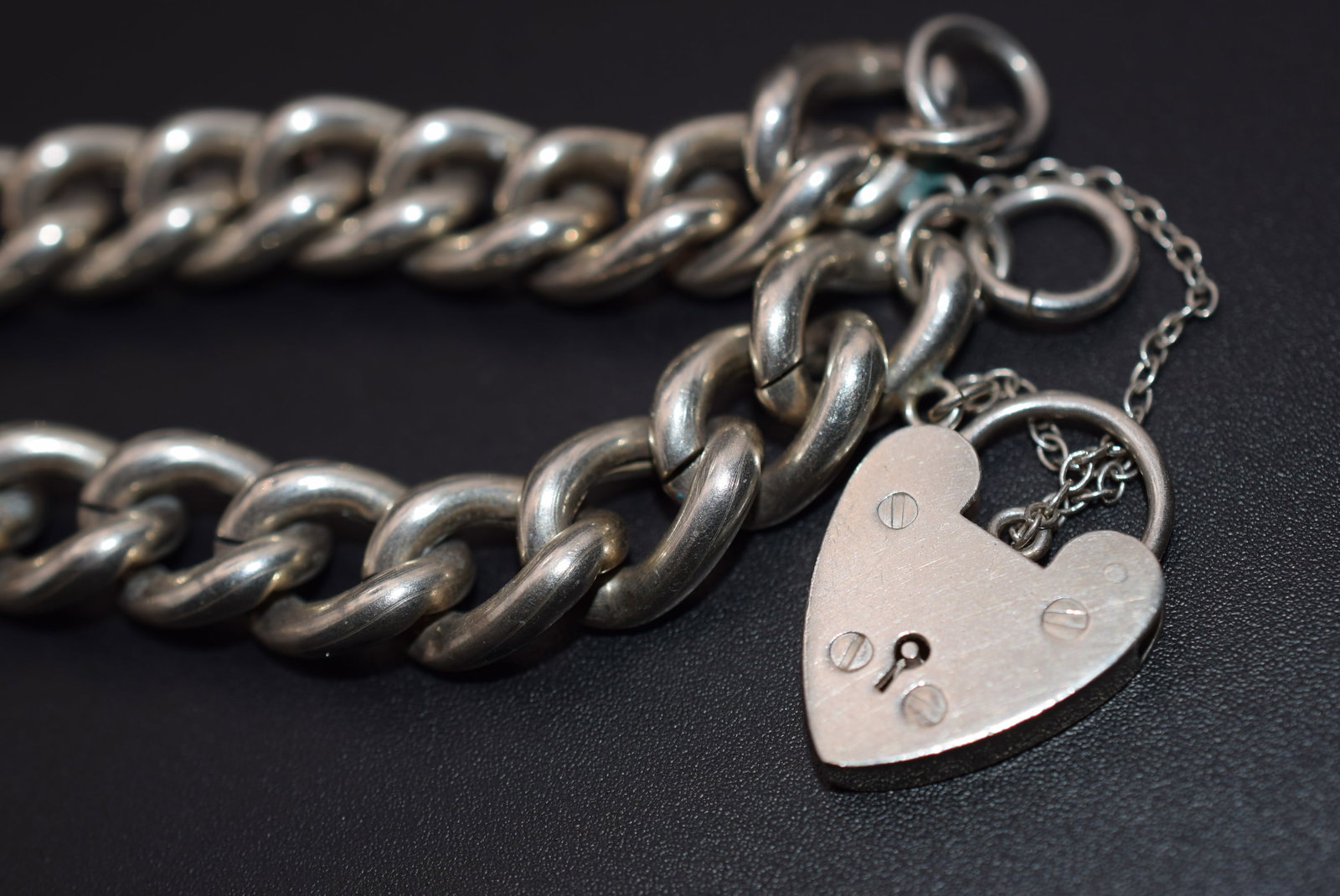 Puffy Heart Padlock British Bracelet Vintage Sterling Silver 925 Lot EH 522: Puffy Heart Padlock British Bracelet Vintage Sterling Silver 925 measures 7 1/2" long x 1/2" wide slides open and closed without a key very surely closed when closed see all the Hallmarks on the back 