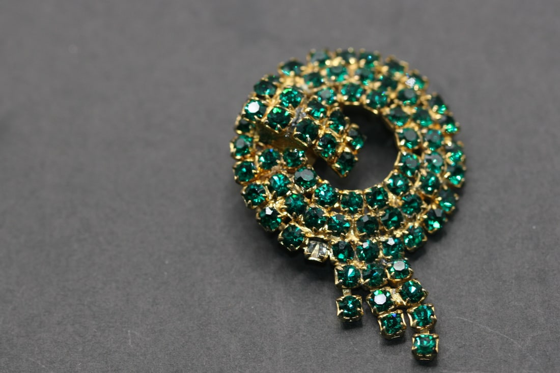 Emerald Green Rhinestone Dangle Brooch Pin Vintage Lot 569 (1 of 2)