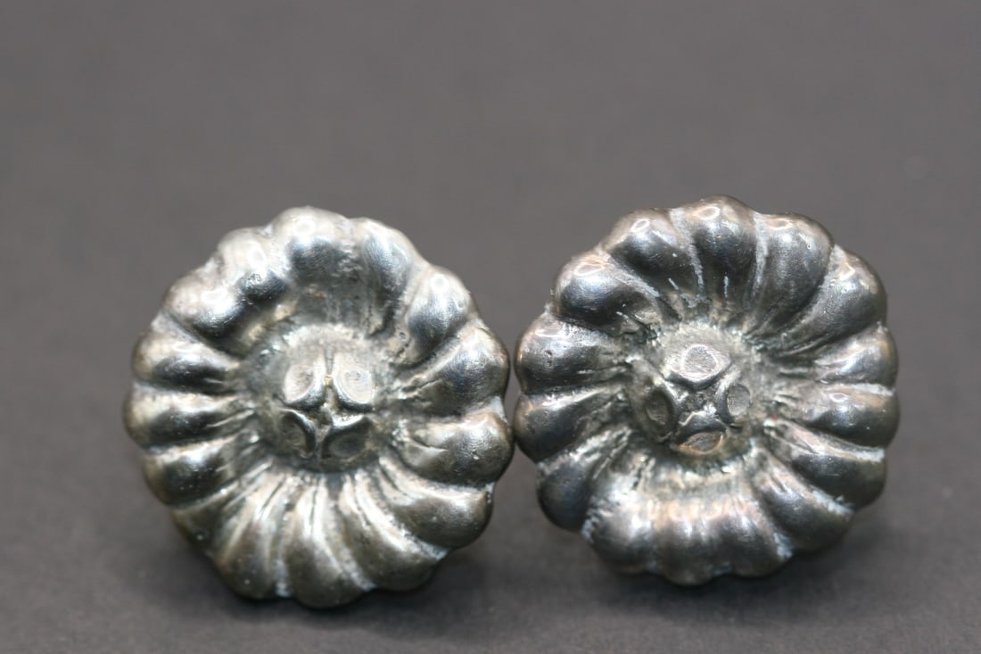 Sterling Silver 925 Flower Screw Back Vintage earrings Lot 570: Sterling Silver 925 Flower Screw Back Vintage earrings measure 1" in diameter signed Sterling on the backs