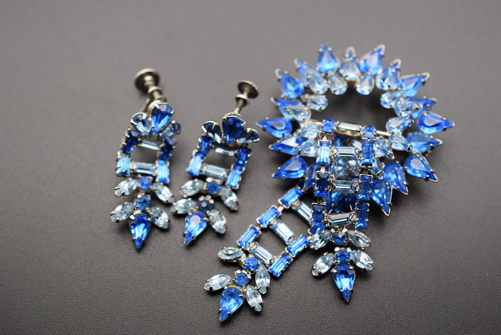 Blue Waterfall Decatant Brooch Screwback Earrings Vintage Lot EH 585: Blue Waterfall Decatant Brooch Screwback Earrings Vintage Brooch measures 3" x 2" earrings measure 1 1/2" x 5/8" unsigned