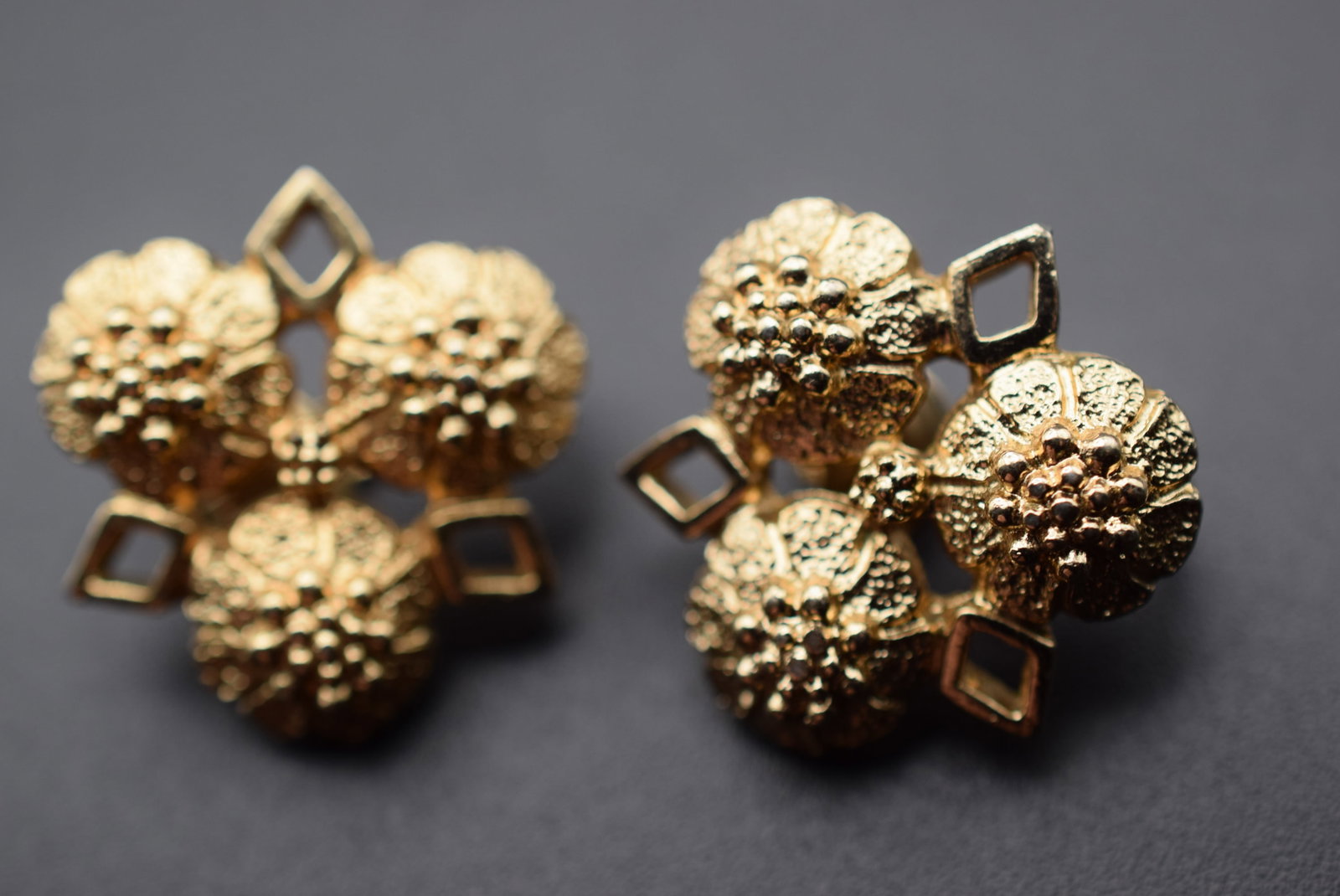 Sarah Coventry Clip Vintage Earrings Signed Lot EH 595: Sarah Coventry Clip Vintage Earrings Signed measures 1" x 1" Signed SarahCov on the backs