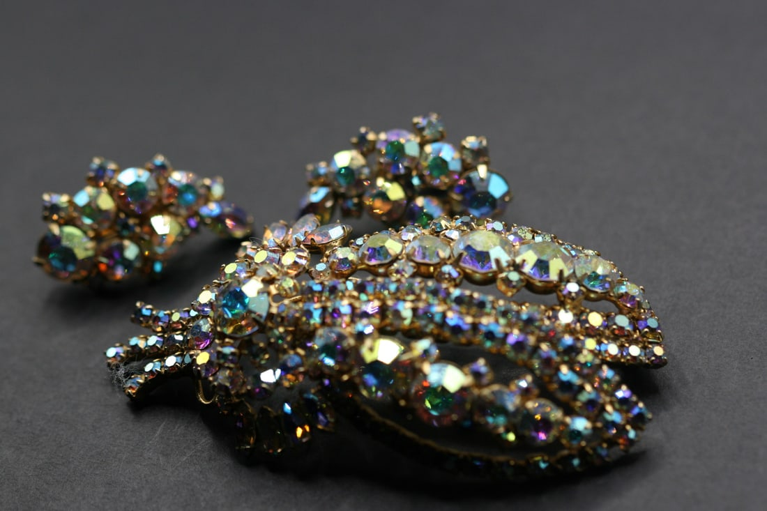 Massive Vintage Rhinestone Brooch Earrings Set Lot 602: Massive Vintage Rhinestone Brooch Earrings Set Brooch Measures 3 1/4" x 1 5/8" very 3D and the matching clip earrings measure 1 3/8" x 3/4"