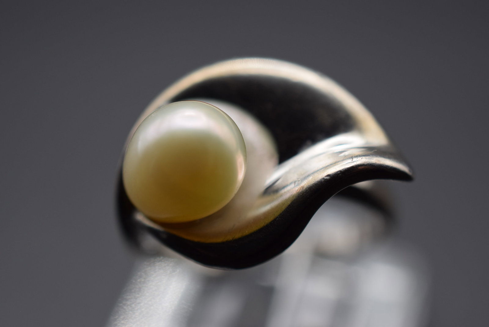 Genuine Pearl Modernist Sterling Silver 925 Vintage Ring Size 5 Lot EH 622: Genuine Pearl Modernist Sterling Silver 925 Vintage Ring Size 5 top measures 5/8" signed 925 weighs 5.76 grams super smooth edges and curves very well made similar to danish silver work