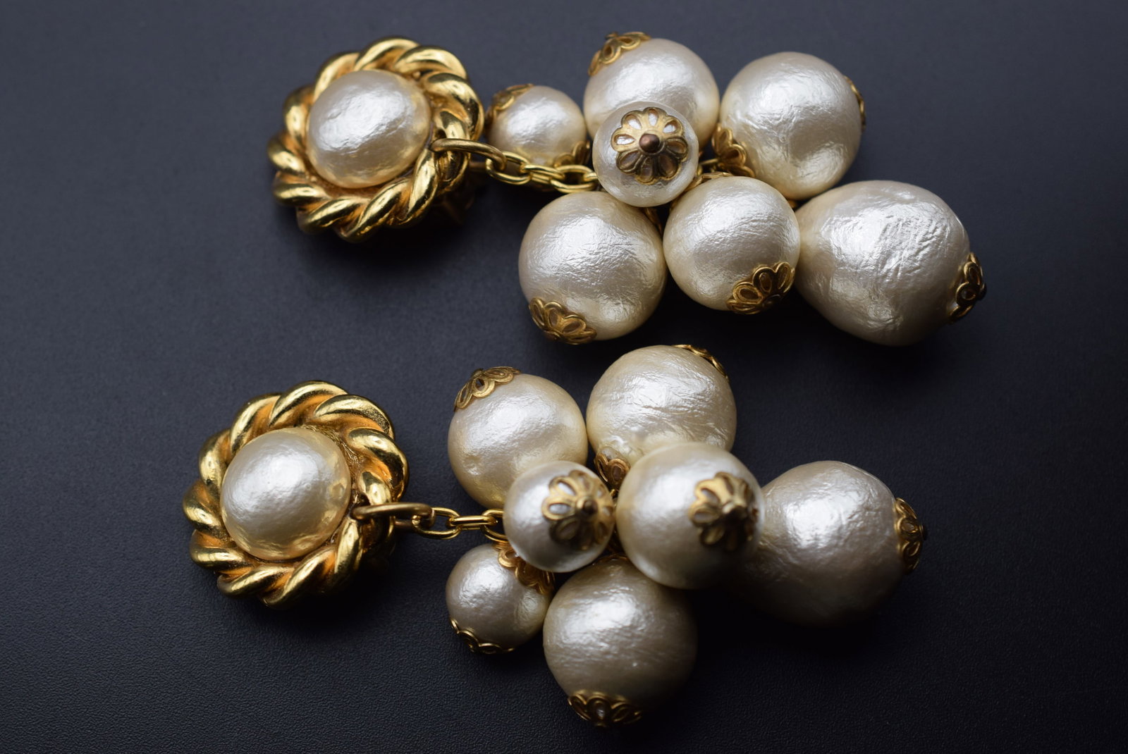 Do not miss these Featherweight Cluster Light Pearl Clip Earrings Vintage Lot EH 625: Cluster Light weight Featherweight Pearl Clip Earrings Vintage measures 3 1/4" x 1 1/4" you will love these, they are full quality and hard to really see their beauty in pictures !