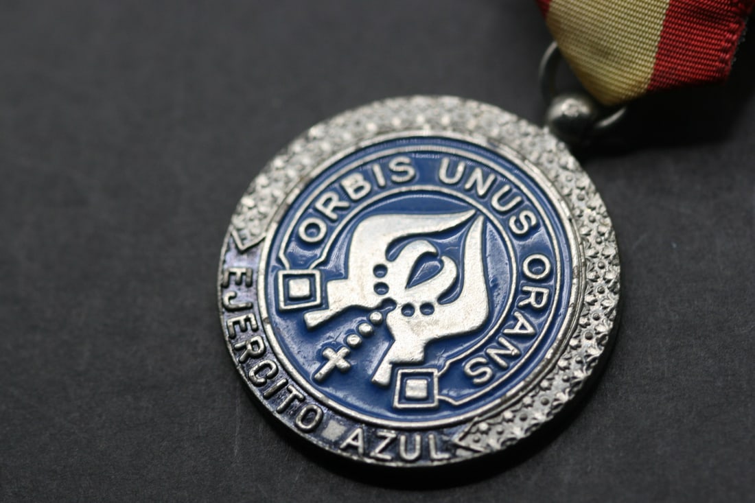 Orbis Unus Orans Ejercito Azul Medal Lot 632: Orbis Unus Orans Ejercito Azul Medal on the back marked Peregrinacion a Pontevedra measures 1 1/2" in diameter and the length with the brooch is 3 1/4"