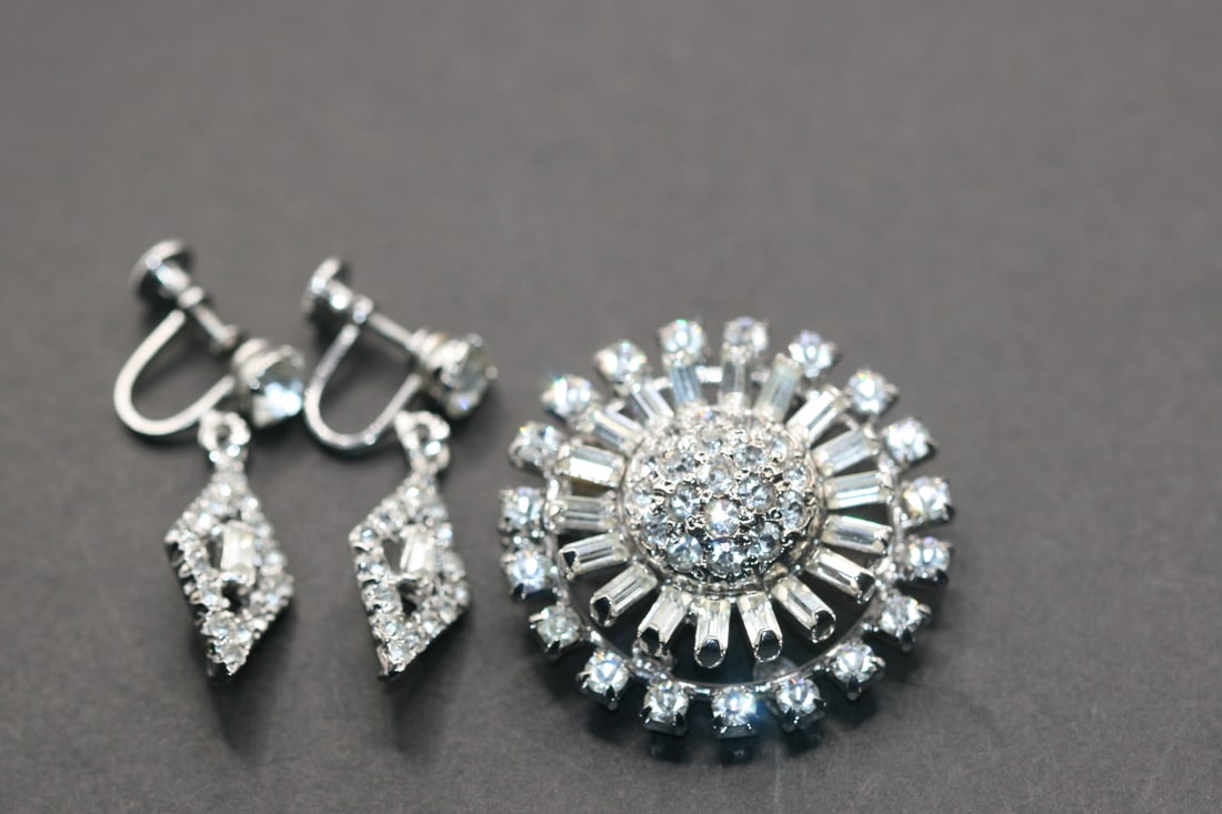Keyes Rhinestone Brooch and Earrings Set Vintage Lot 644: Keyes Rhinestone Brooch and Earrings Set Vintage brooch measures 1 1/2" in diameter and the matching screw back earrings measure 1 1/2" x 1/2" all three pieces signed Keyes