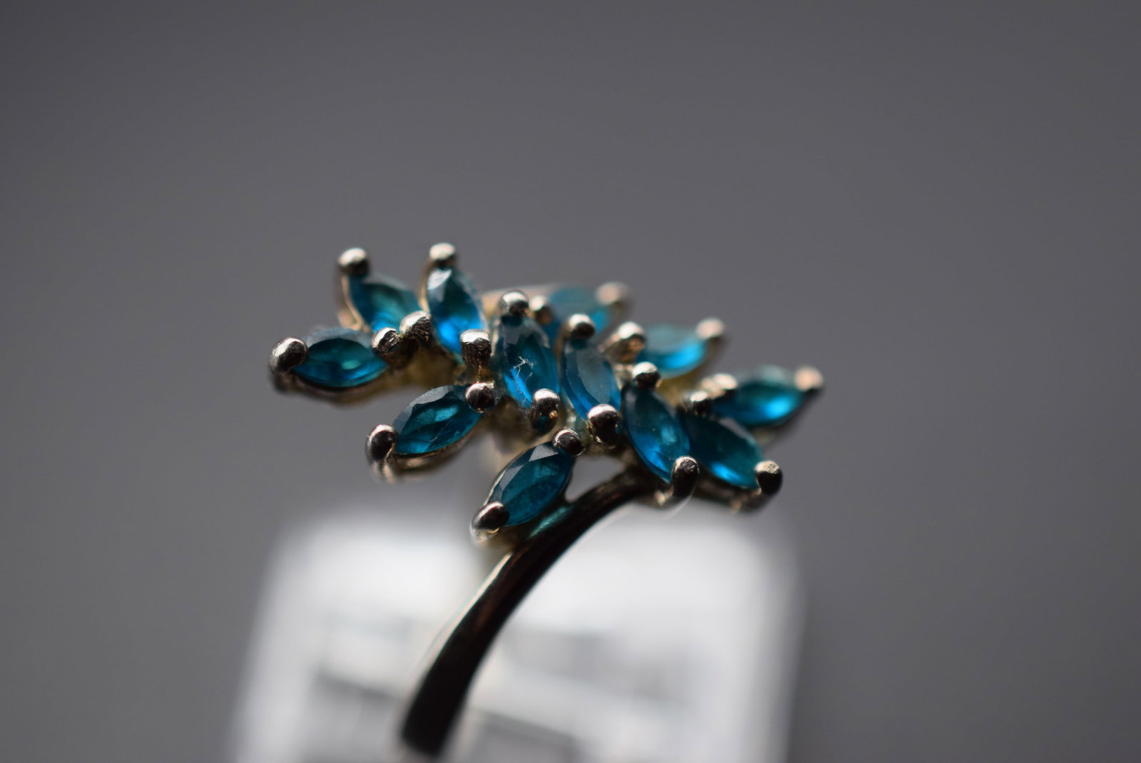 Bermuda Blue Zircon Cluster Sterling Silver 925 Vintage Ring Size 7 Lot EH 672: Bermuda Blue Zircon Cluster Sterling Silver 925 Vintage Ring Size 7 top measures 7/8" x 1/2" signed 925 weighs 3.52 grams