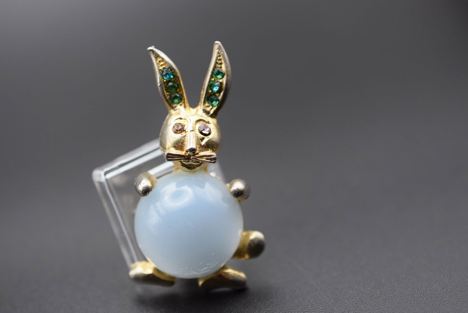Cat's Eye Jelly Belly Rabbit Brooch Pin Vintage 1940's Lot EH 675: Cat's Eye Jelly Belly Rabbit Brooch Pin Vintage 1940's measures 1 3/4" x 1"