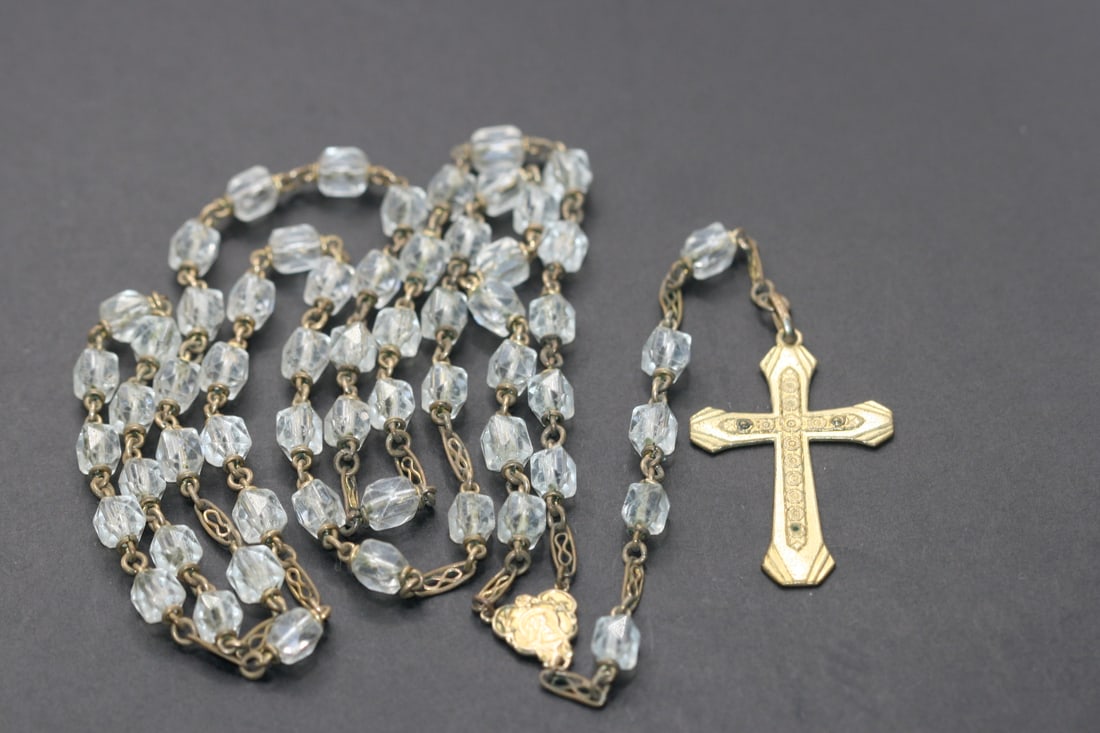 Rosary Gold Plated Crystals Vintage Lot 681: Rosary Gold Plated Crystals Vintage circumference measures 28" circumference and the hanging length is 14" plus the drop 6"