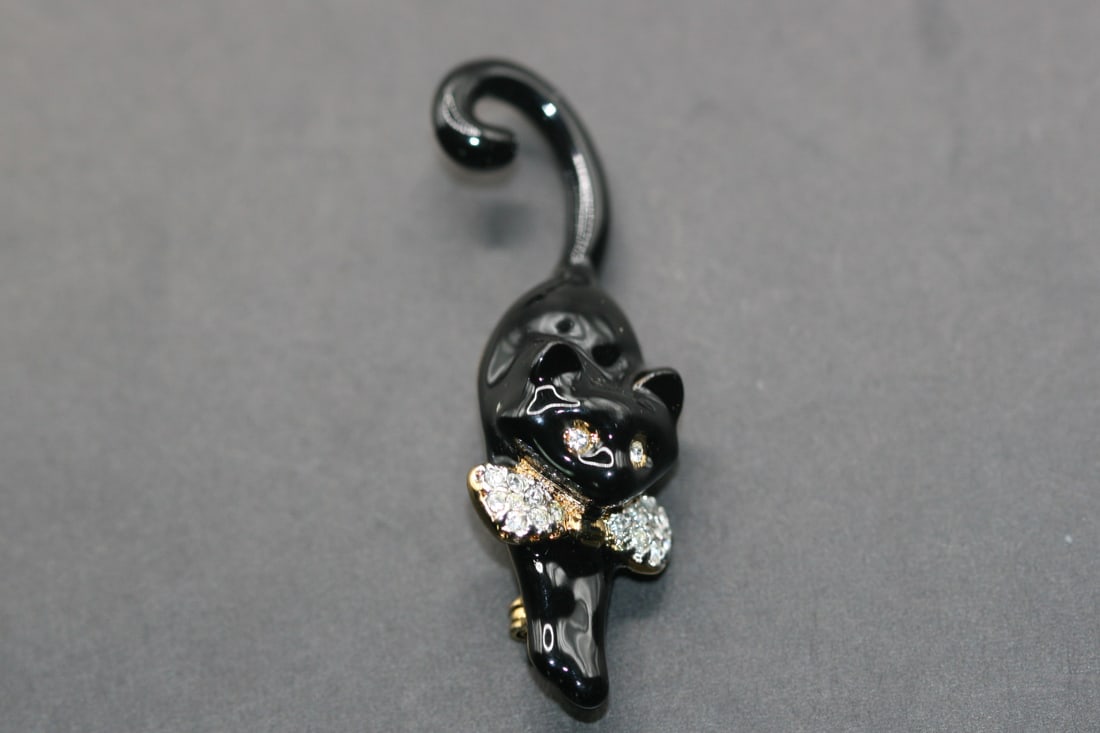 Keyes Enamel Black Cat Brooch Pin Vintage Signed Lot 706: Keyes Enamel Black Cat Brooch Pin Vintage Signed measures 2 1/8" x 3/4"