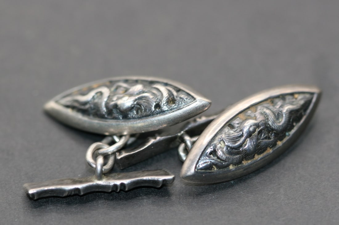 Dragon Sterling Silver 900 Vintage Vietnam Cufflinks AMAZING Lot 707: Dragon Sterling Silver 900 Vintage Vietnam Cufflinks AMAZING measures 1" x 3/8" weighs 6.69 grams