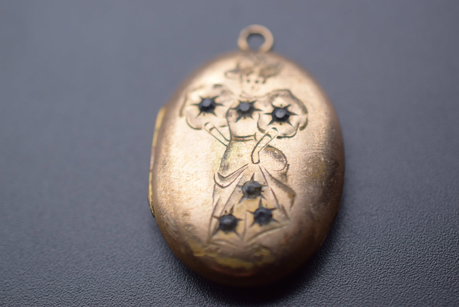Edwardian Locket Wow Etching of 1800's Lady on front Vintage old Lot EH 715: Edwardian Locket Wow Etching of 1800's Lady on front Vintage old measures 1 3/8" x 1" plus the bale