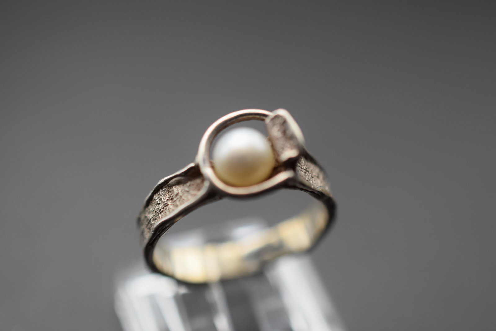 Outstanding Signed H Pearl Modernist Sterling Silver 925 Vintage Ring Size 8 Lot EH 736: Outstanding Signed H Pearl Modernist Sterling Silver 925 Vintage Ring Size 8 measures 3/8" signed 925 H with line thru it weighs 3.86 grams dont miss it