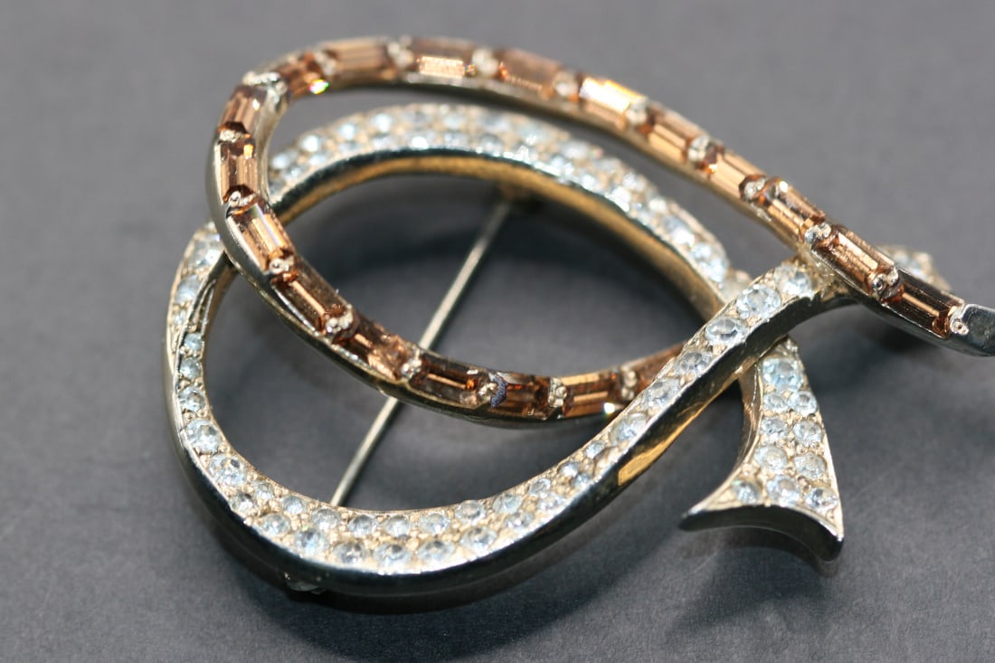 Keyes Vintage Rhinestone Brooch Pin Baguette Heart Lot 741: Keyes Vintage Rhinestone Brooch Pin Baguette Heart and is as nice on the back as the front measures 2 3/8" x 1 3/4" and is signed Keyes on the back