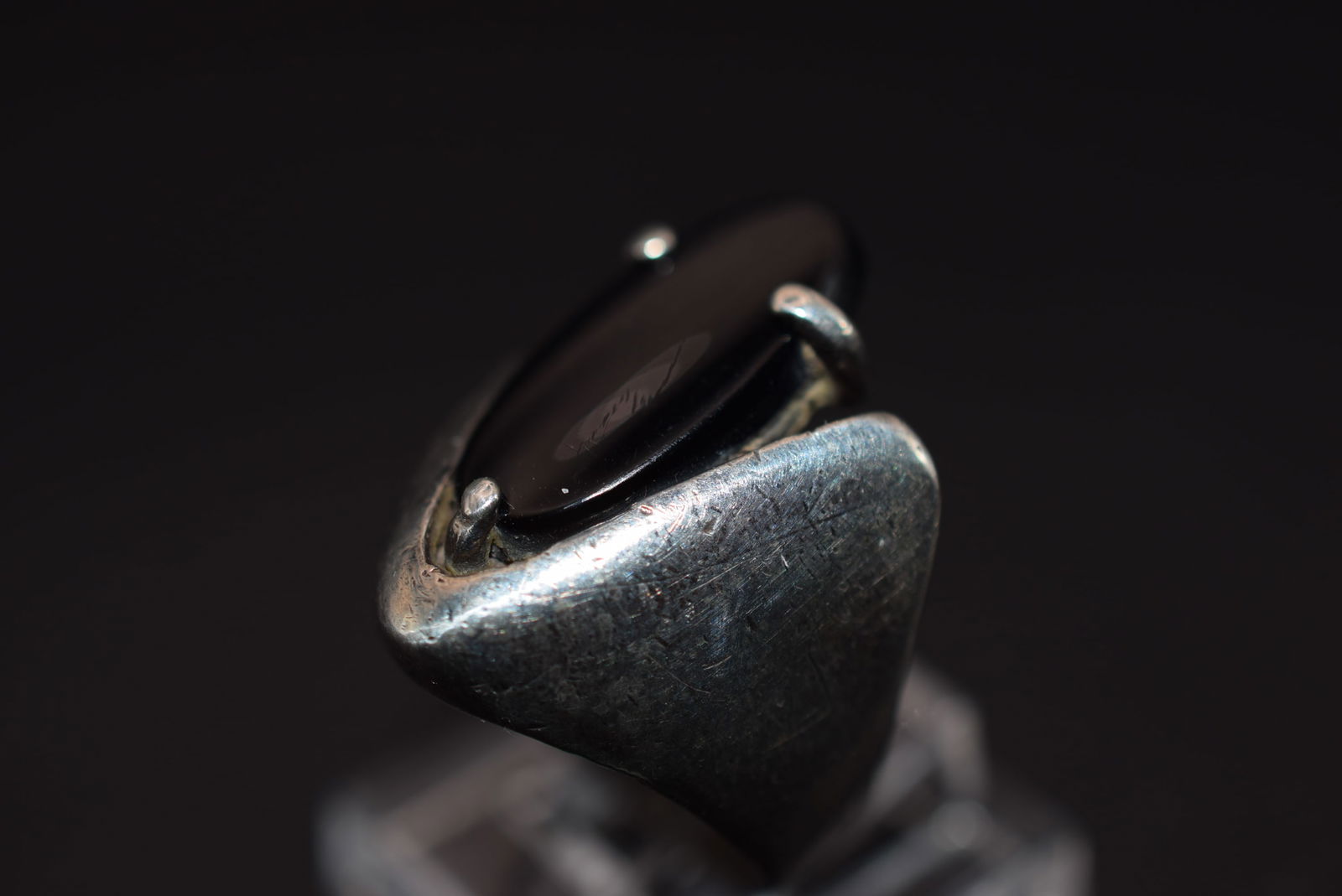 Onyx Sterling Silver 925 Vintage Ring Size 6 Lot EH 788: Onyx Sterling Silver 925 Vintage Ring Size 6 measures 1" signed 925 weighs 7.18 grams