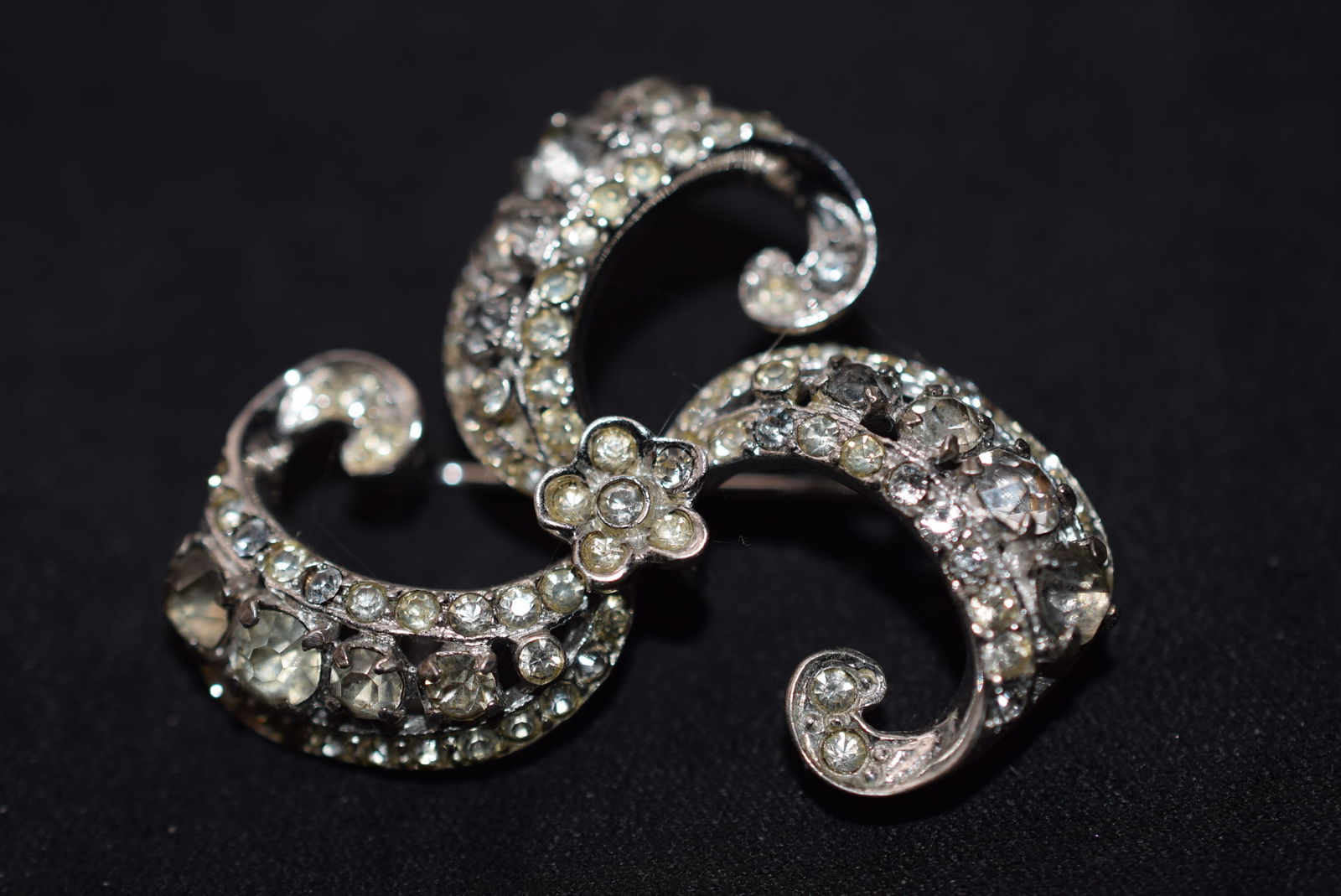 Sonia Lee Sterling Rhinestone Vintage Brooch Pin Lot EH 792: Sonia Lee Sterling Rhinestone Vintage Brooch Pin measures 1 3/4" x 1 1/2" signed Sonia Lee Sterling