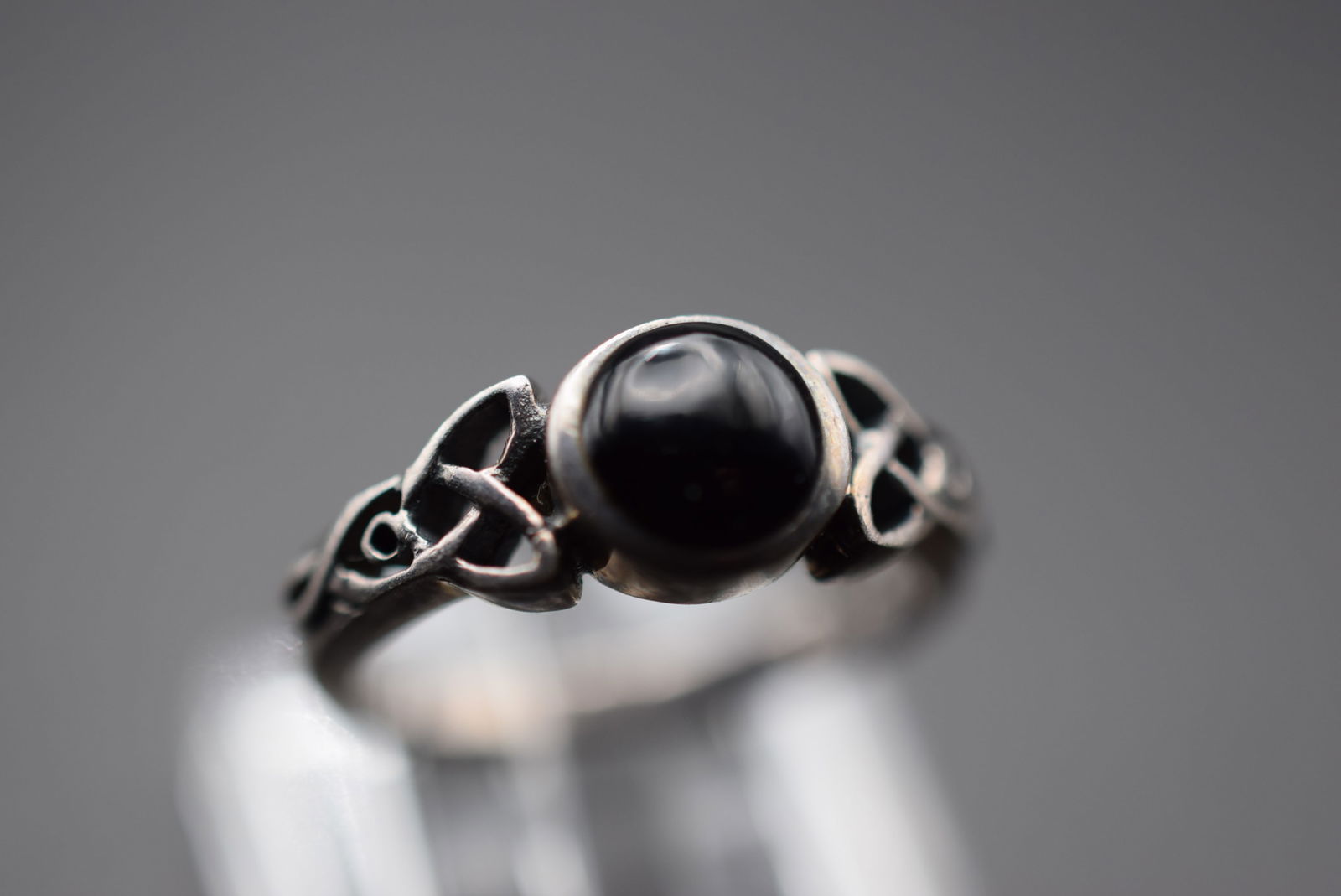 Celtic Weave Onyx Sterling Silver 925 Vintage Ring Size 5.5 Lot EH 794: Celtic Weave Onyx Sterling Silver 925 Vintage Ring Size 5.5 top measures 3/8" signed 925 weighs 3.4 grams