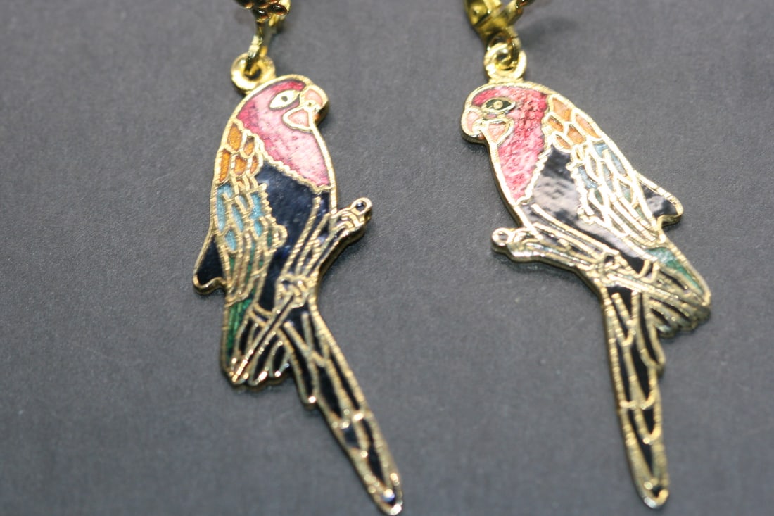 Enamel Parrot Pierced Earrings vintage Lot 797 (1 of 3)