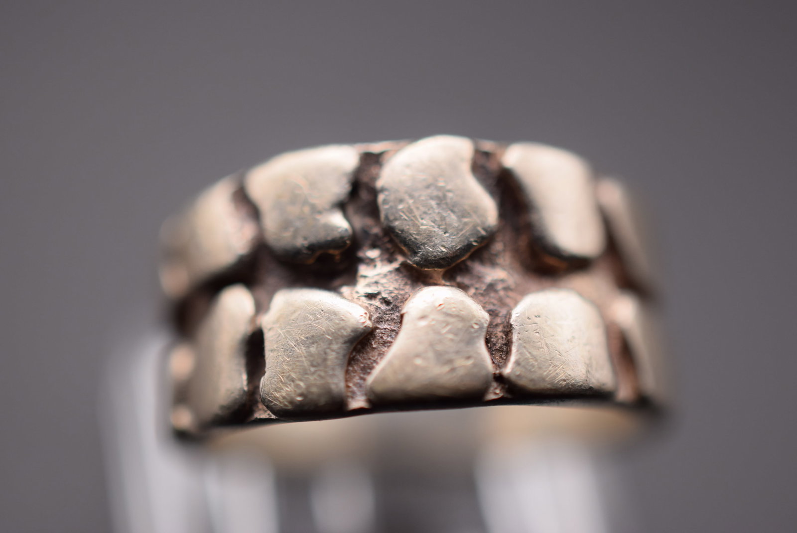 Crocodile Reptile Pebble Sterling Silver 925 Vintage Ring Size 7 Lot EH 801: Crocodile Reptile Pebble Sterling Silver 925 Vintage Ring Size 7 measures 1/2" wide unsigned untested weighs 6.85 grams