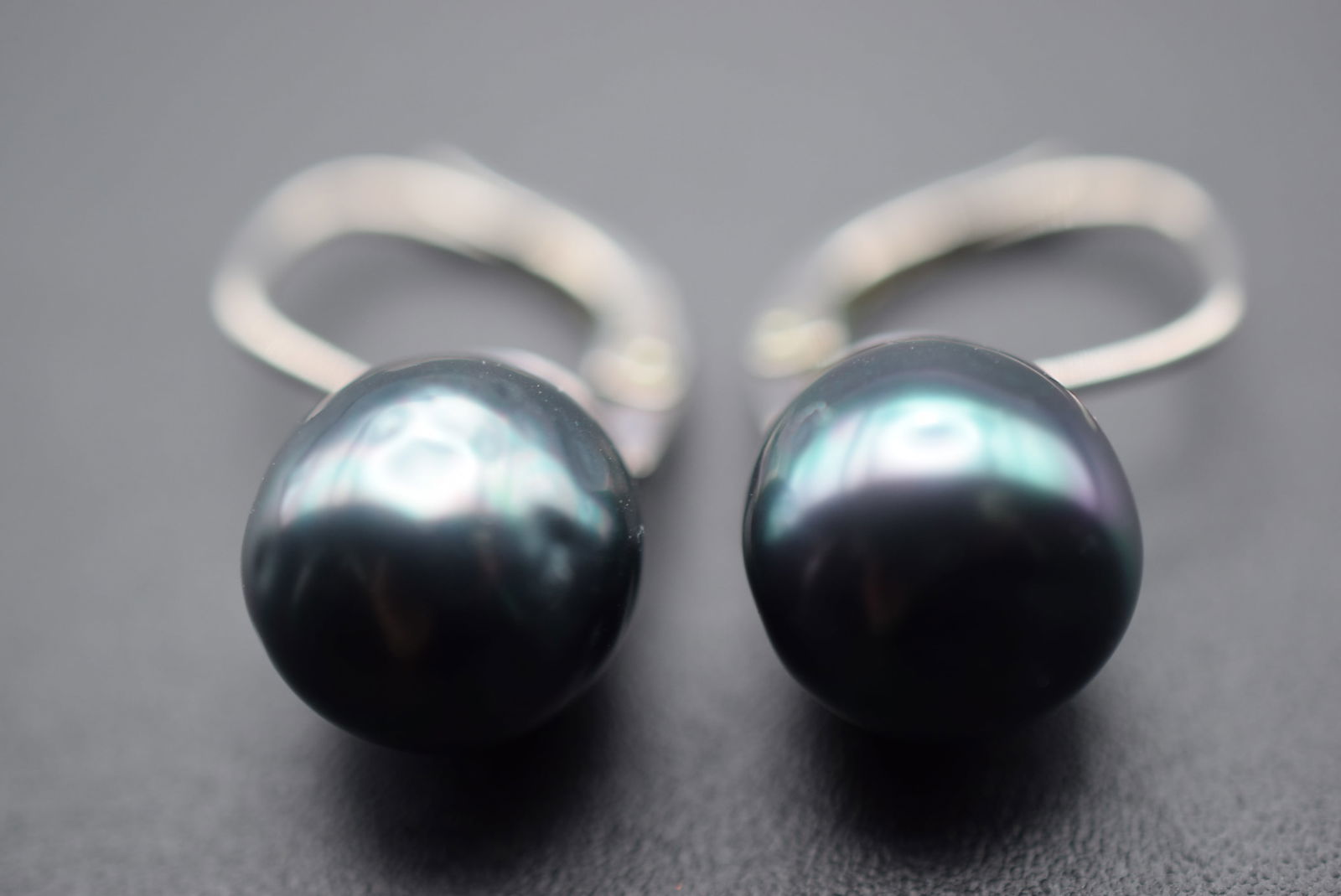 Glass Pearl Beauty Sterling Silver 925 Pierced Earrings Lot EH 817: Glass Pearl Beauty Sterling Silver 925 Pierced Earrings measures 3/8" igned 925 on the backings