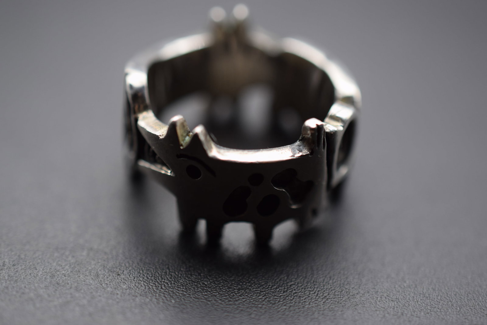 Cartoon Dogs Sterling Silver 925 Vintage Ring Size 7.5 Lot EH 825: Cartoon Dogs Sterling Silver 925 Vintage Ring Size 7.5 measures 1/2" wide signed Sterling weighs 10.93 grams