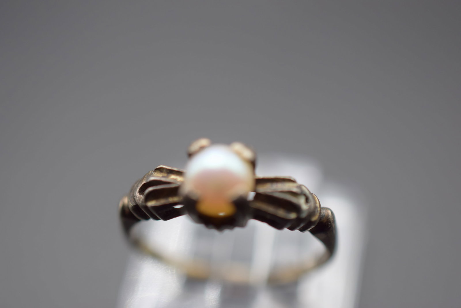 Old Pearl 1940's Sterling Silver 925 Vintage Ring Size 6.75 Lot EH 836: Old Pearl 1940's Sterling Silver 925 Vintage Ring Size 6.75 measures 3/8" signed Sterling weighs 2.15 grams