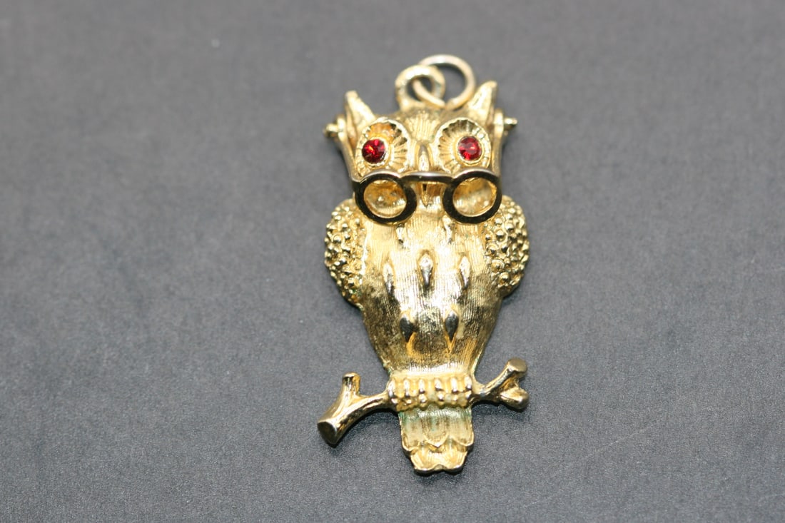 Hoot Owl moveable Pendant Vintage Lot 863: Hoot Owl moveable Pendant Vintage measures 1 1/2" x 3/4" the glasses move up and down