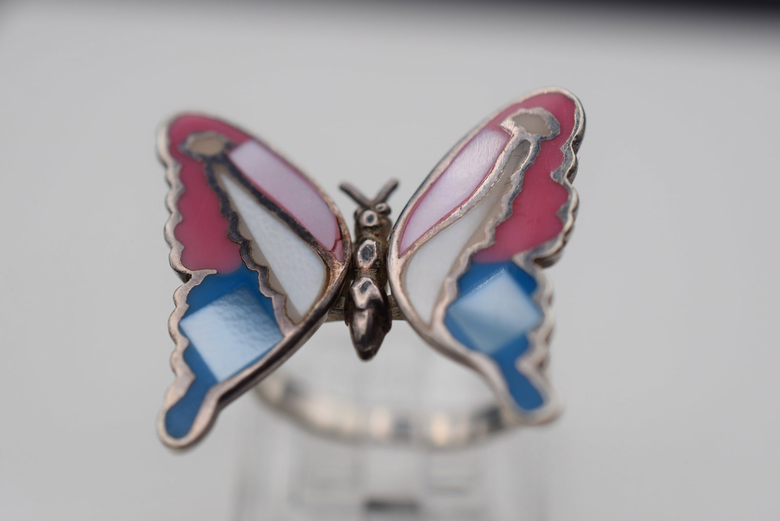 Huge Butterfly Mother of Pearl Sterling Silver 925 Vintage Ring Size 7.5 Lot EH 866: Huge Butterfly Mother of Pearl Sterling Silver 925 Vintage Ring Size 7.5 top measures 1 1/8" x1" signed 925 weighs 6.89 grams