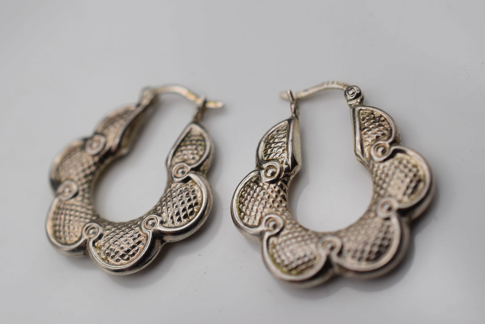 Israel 925 Sterling Silver Puffy Embossed Hoop Earrings Pierced Signed Lot EH 869: Israel 925 Sterling Silver Puffy Embossed Hoop Earrings Pierced Signed Israel 925 on the tops measures 1"x1" plus the bale weighs 3.69 grams