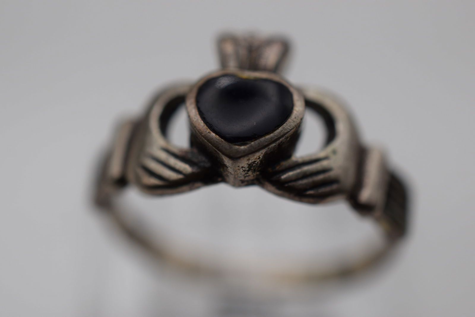 Claddah Onyx Sterling Silver 925 Vintage Ring Size 6.75 Lot EH 875: Claddah Onyx Sterling Silver 925 Vintage Ring Size 6.75 measures 1/2" wide signed 925 weighs 2.56 grams