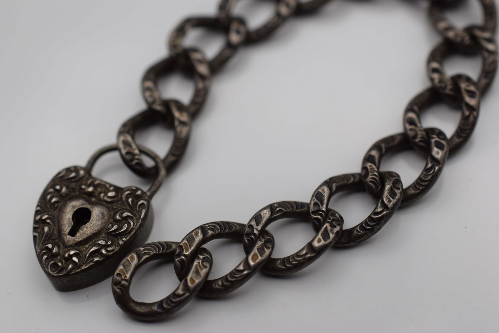 Edwardian Scroll Puffy Heart Lock and Puffy Carved Chain Old Lot EH 877: Edwardian Scroll Puffy Heart Lock and Puffy Carved Chain Old Sterling no key but it snaps open and shut fine measures 5/8"x5/8" chain measures 5" x 3/8" signed Sherling on the back of the Lock weighs