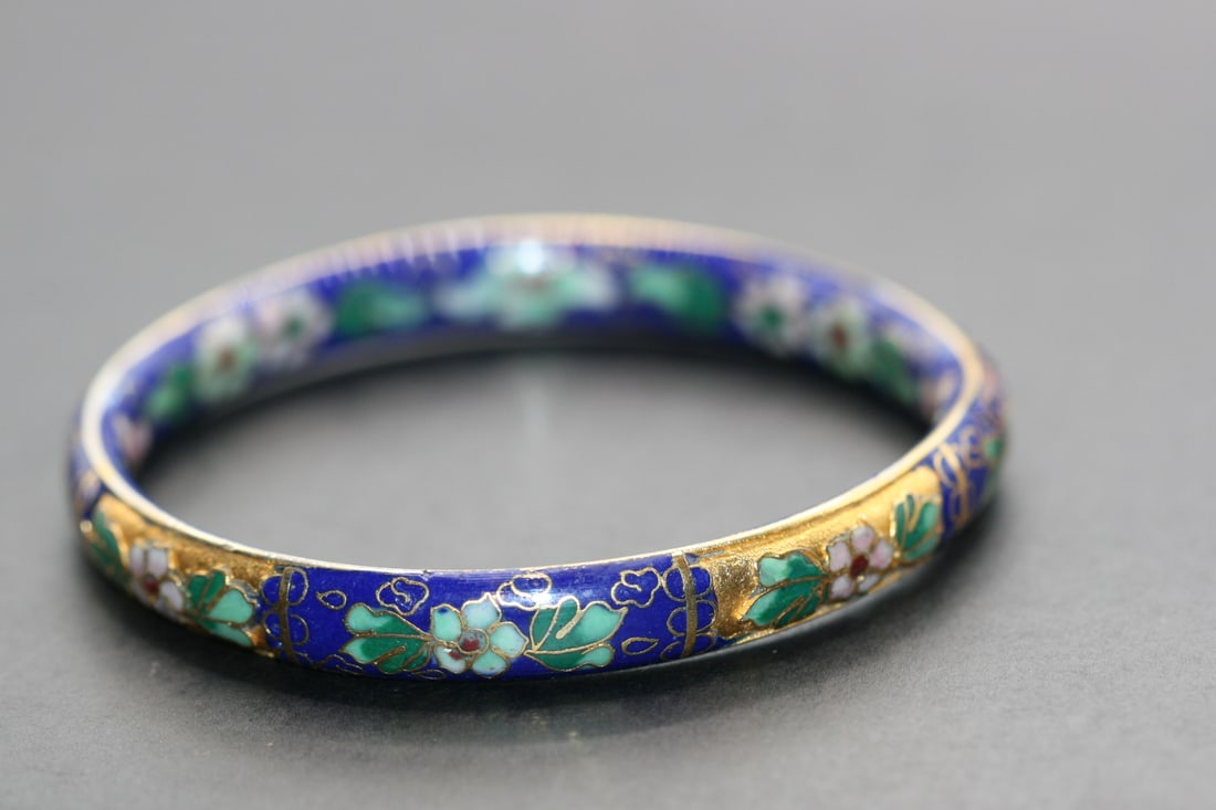 Gold Crazy Nice Cloisonne Bangle Bracelet Vintage Lot 894: Gold Crazy Nice Cloisonne Bangle Bracelet Vintage inside measures 2 3/8" across and is 3/8" wide