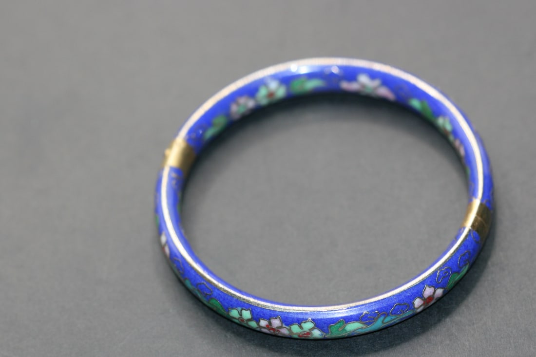 Cloisonne Bangle Hinged Blue Cobalt Bracelet Vintage Lot 897: Cloisonne Bangle Hinged Blue Cobalt Bracelet Vintage measures 2 3/8" across inside and is 3/8" wide