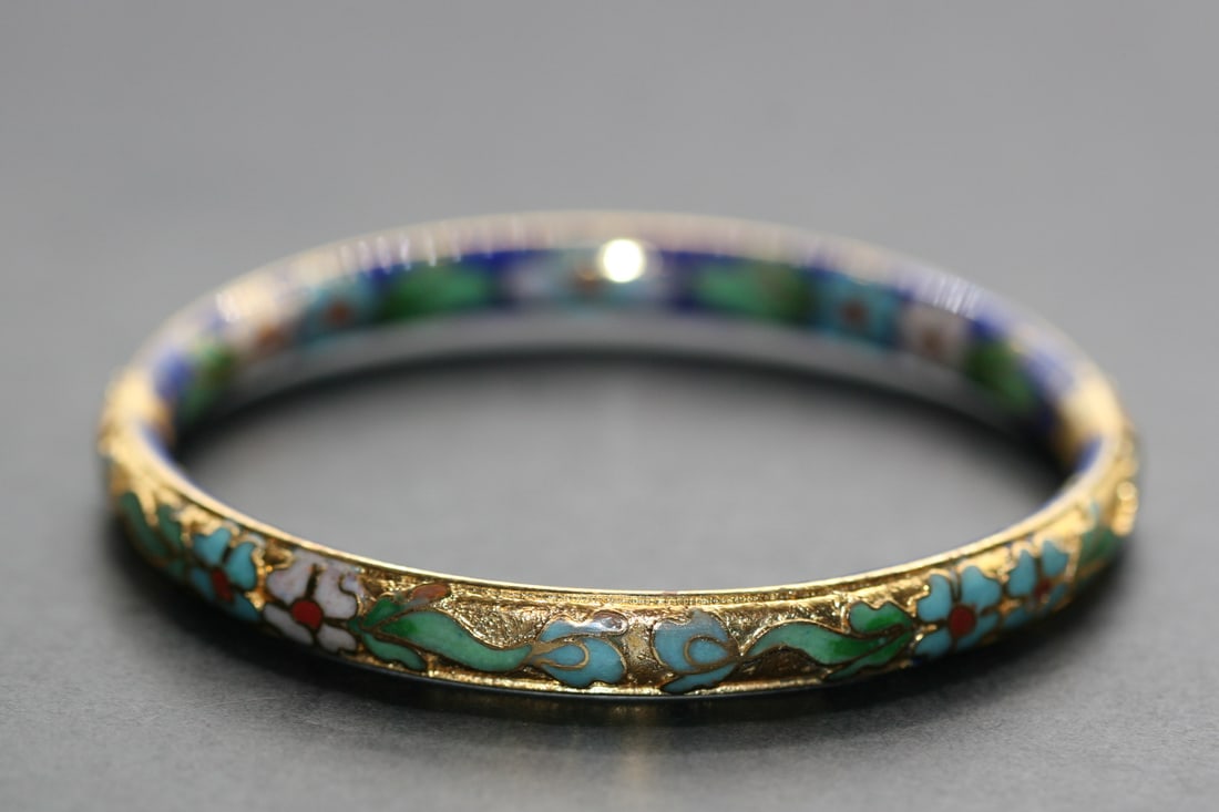 Cloisonne Gold Hinged Bangle Bracelet Vintage Lot 898: Cloisonne Gold Hinged Bangle Bracelet Vintage measures 2 3/8" across the inside and is 3/8" wide and is Gold on exterior and Blue Cobalt on the interior NICE!