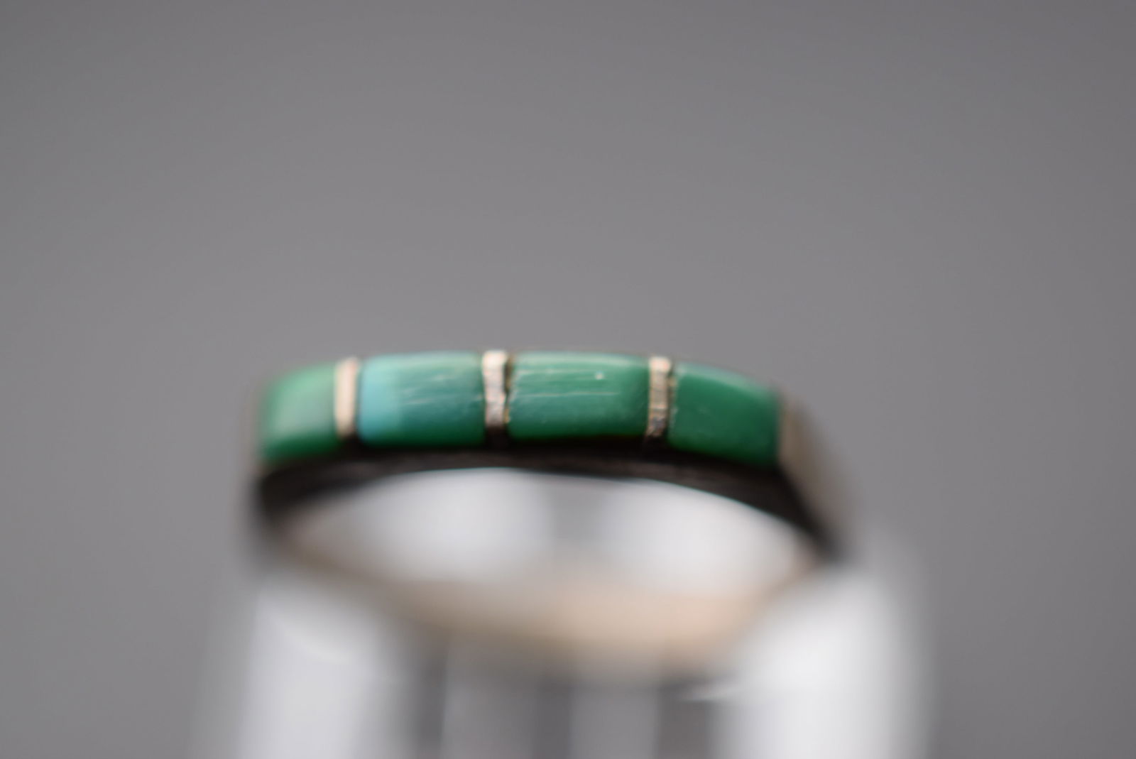 Green Sterling Silver 925 Vintage Ring Size 5 Lot EH 904: Green Sterling Silver 925 Vintage Ring Size 5 measuress 1/8" unsigned weighs 1.7 grams