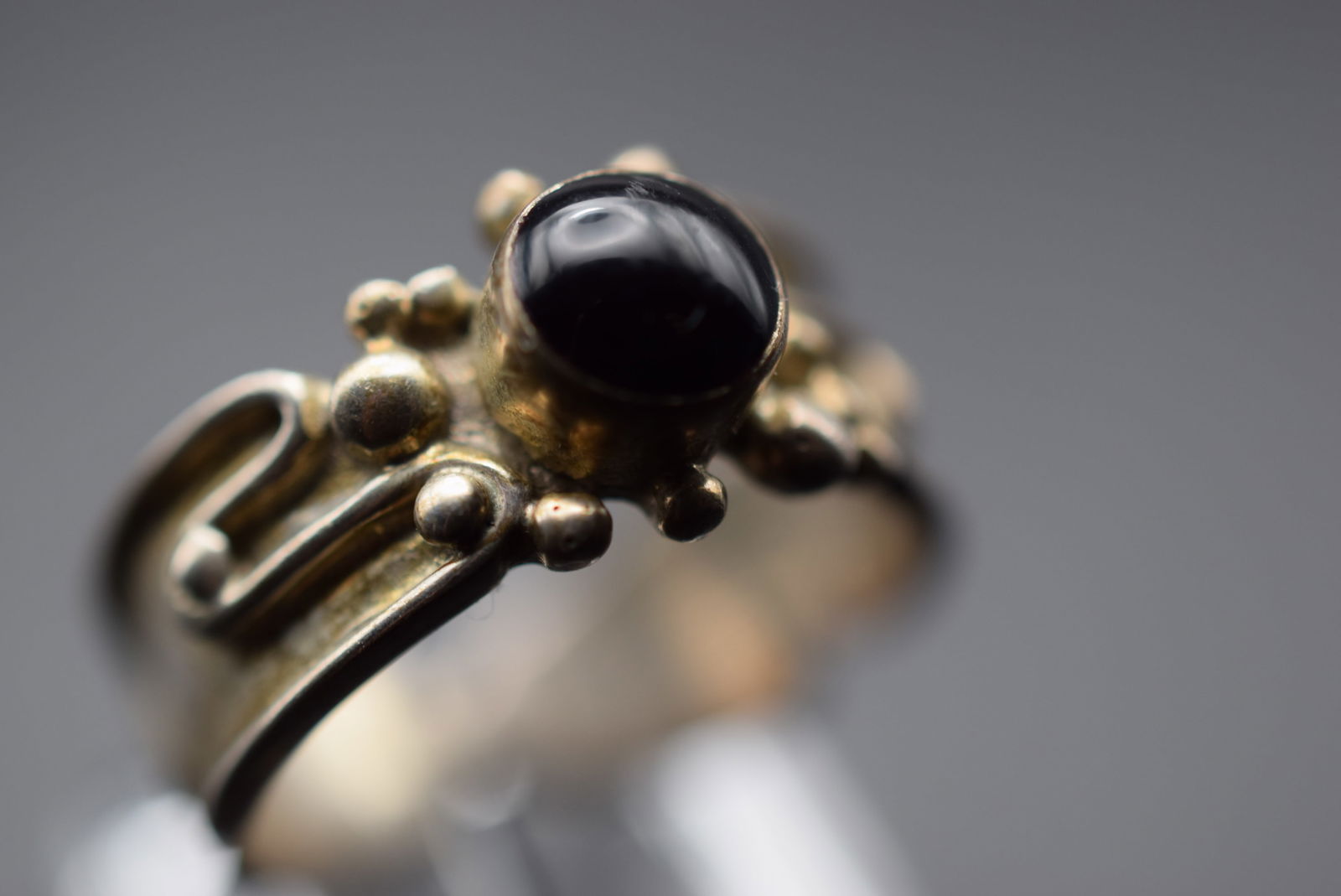 Onyx Modernist Sterling Silver 925 Vintage Ring Size 9.5 Lot EH 908: Onyx Modernist Sterling Silver 925 Vintage Ring Size 9.5 measures 3/8" wide signed 925 weighs 5.28 grams