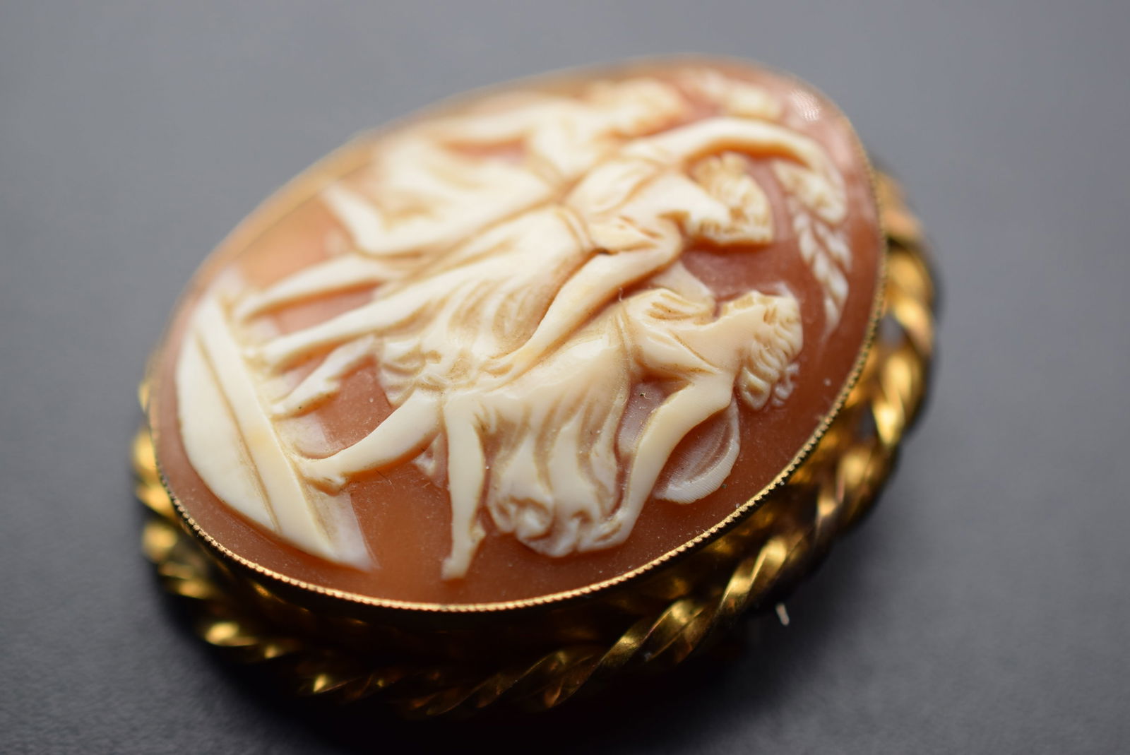 Shell Cameo Brooch Pin Vintage Gold Filled Pendant Lot EH 909: Shell Cameo Brooch Pin Vintage Gold Filled Pendant measures 1 1/2" x 1 1/4" signed inside Gold Filled