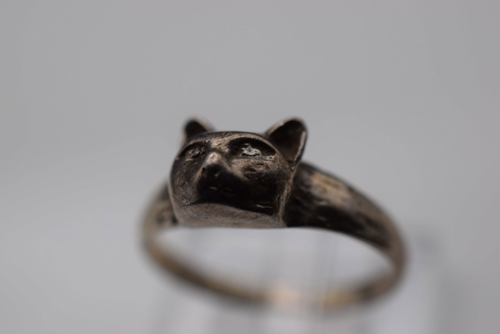 Cat Sterling Silver 925 Vintage Ring Size 6.75 Lot EH 961: Cat Sterling Silver 925 Vintage Ring Size 6.75 top measures 3/8" wide signed SHA illegible 925 weighs 1.88 grams