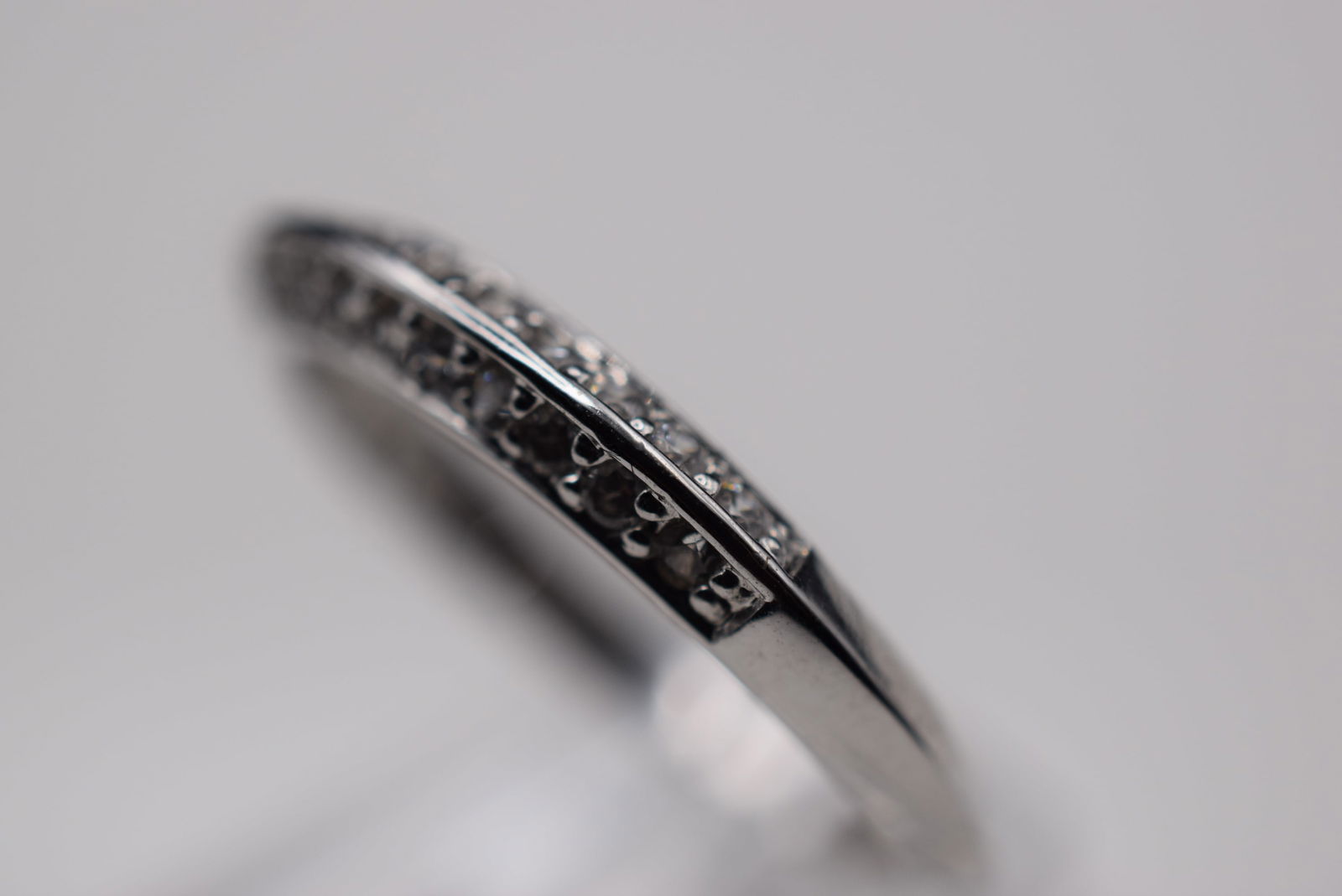 CZ Sterling Silver 925 Vintage Ring Size 7 Lot EH 987: CZ Sterling Silver 925 Vintage Ring Size 7 measures 1/8" wide signed 925 weighs 1.84 grams