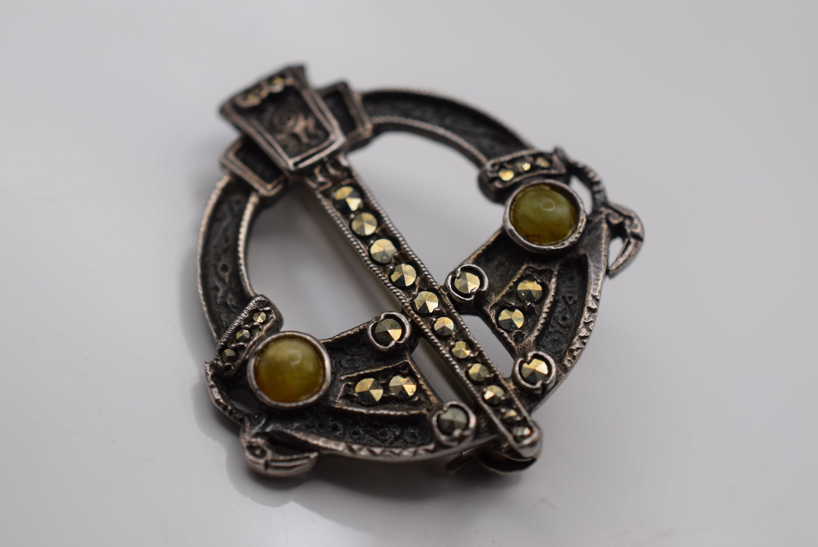 Celtic Thistle Tartan Brooch Pin Sterling Silver 925 Marcasite vintage Lot EH 989: Celtic Thistle Tartan Brooch Pin Sterling Silver 925 Marcasite vintage measures 1 1/8" x 1 1/8" signed 925 weighs 5.24 grams as nice on the back as the front !