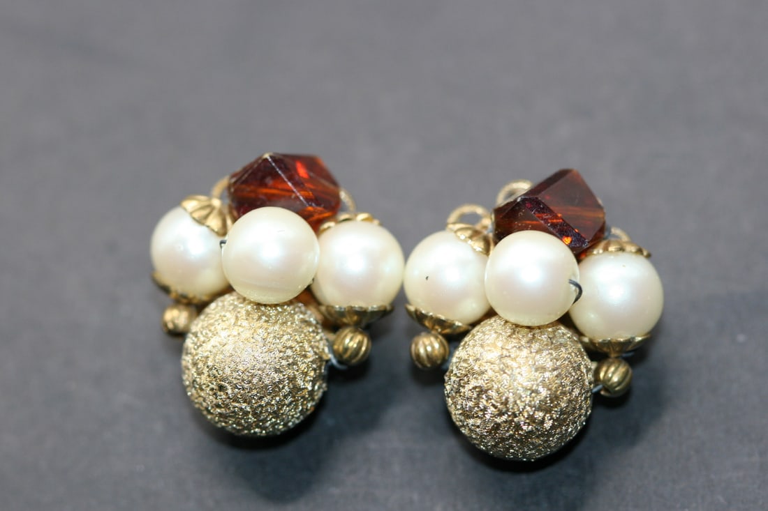 Golden Beaded Pearls Clip Earrings Vintage Lot 991 (1 of 2)