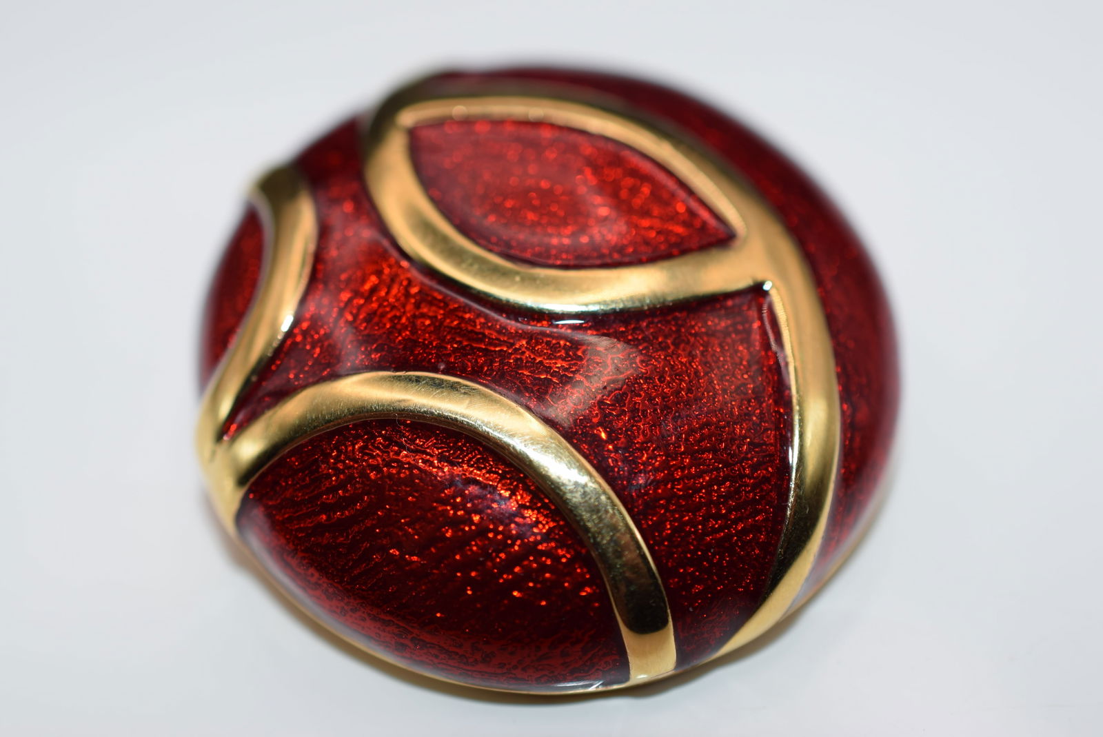 Keyes Enamel Red Vintage Brooch Pin Signed Lot EH 992: Keyes Enamel Red Vintage Brooch Pin Signed Keyes measures 1 1/2" in diameter