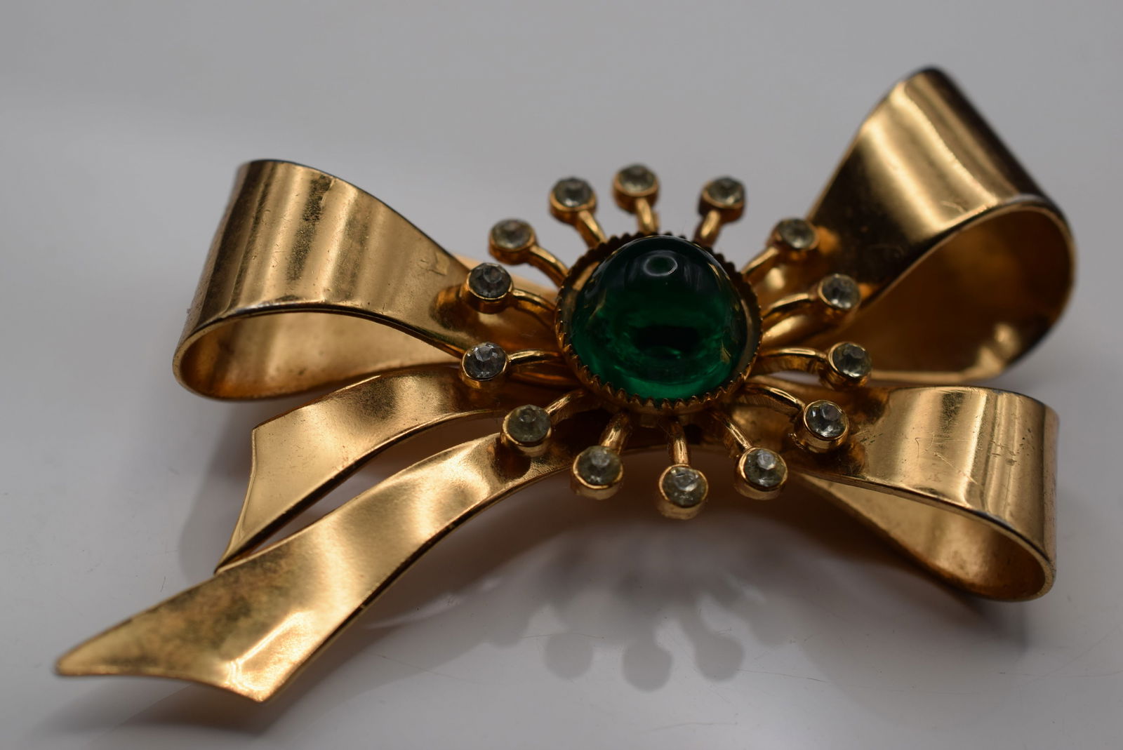 Coro Bow Green Cabochon Rhinestone Vintage Brooch Pin Signed Lot EH 993: Coro Bow Green Cabochon Rhinestone Vintage Brooch Pin Signed measures 3" x 1 3/4"