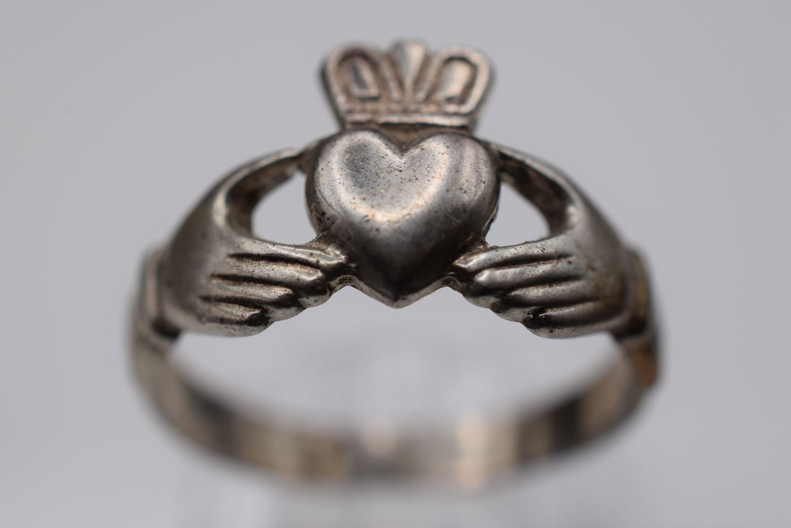 Claddah Celtic Signed Ireland Sterling Silver 925 Vintage Ring Size 11.25 Lot EH 1018: Claddah Celtic Signed Ireland Sterling Silver 925 Vintage Ring Size 11.25 top measures 5/8" wide signed Made in Ireland on the back of the heart weighs 4.83 grams