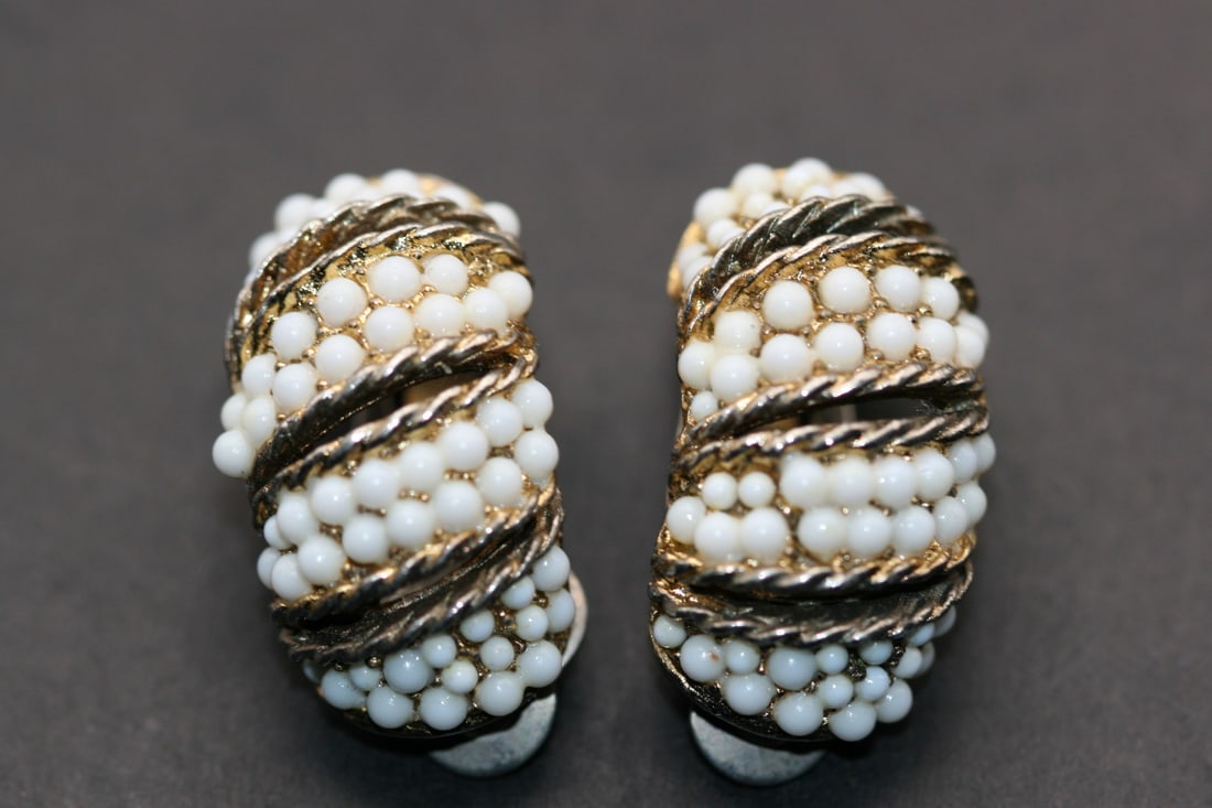 White Seed Pearl Clip Earrings Vintage Lot 1023: White Seed Pearl Clip Earrings Vintage measures 1" x 5/8"