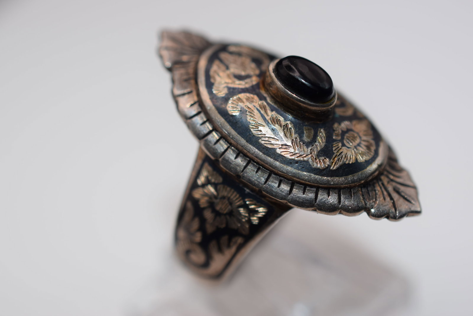 Niello Enamel Onyx 1940's Sterling Silver 925 Vintage Ring Size 6.5 Lot EH 1025: Niello Enamel Onyx 1940's Sterling Silver 925 Vintage Ring Size 6.5 top measures 1 1/4" signed 925 stunning design weighs 8.21 grams